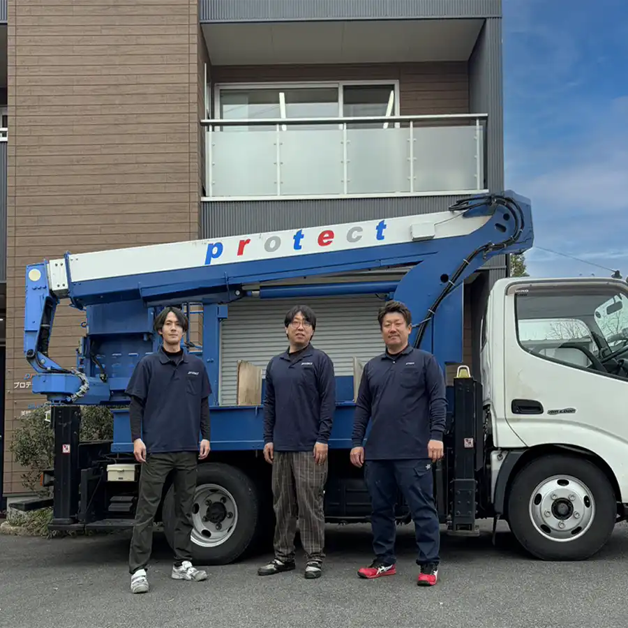 自社高所作業車とスタッフ